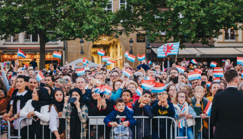 Image de spectateurs lors du traditionnel Fakelzuch avec des drapeaux luxembourgeois